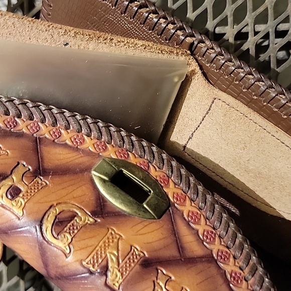 VTG | Tooled Leather Personalized Wristlet Wallet (SANDRA) - Picture 7 of 13